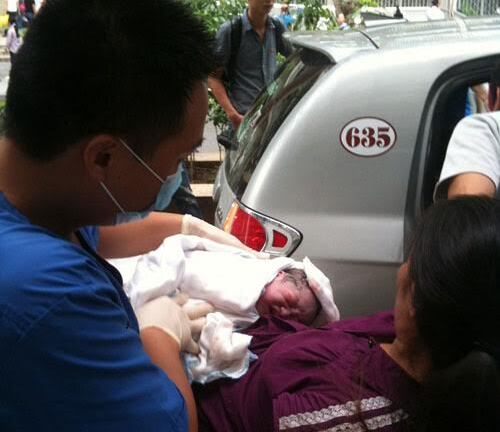 Không kịp đến bệnh viện, chồng đỡ đẻ cho vợ ngay trên taxi