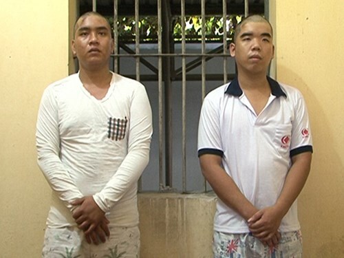 Nhóm côn đồ trả thù nhầm người, đánh luôn công an