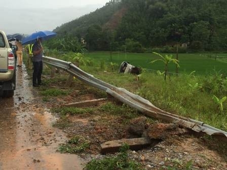 Lật xe khách trên cao tốc Nội Bài- Lào Cai, 9 người bị thương