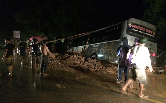 Xe khách 45 chỗ lao xuống hố sâu, hành khách la hét hoảng loạn