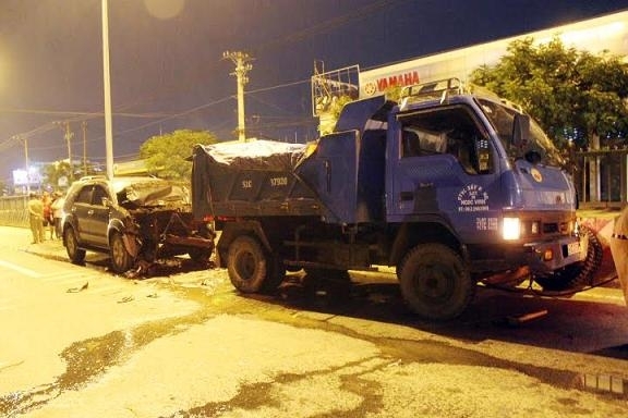 Đang thay lốp, tài xế xe ben tử nạn 