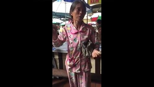 Dân mạng sửng sốt vì giọng hát cực hay của người phụ nữ hát rong