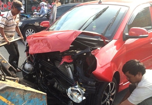 Xe cấp cứu chở người hấp hối bị ô tô húc văng cả chục mét