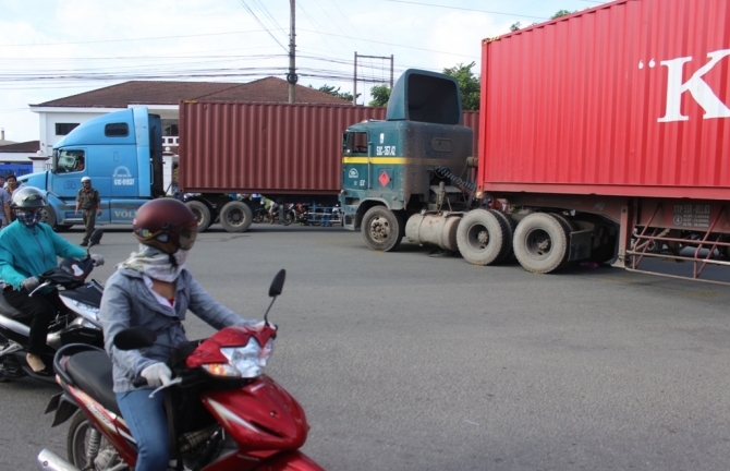 Người phụ nữ chết thảm vì bị cuốn vào gầm container