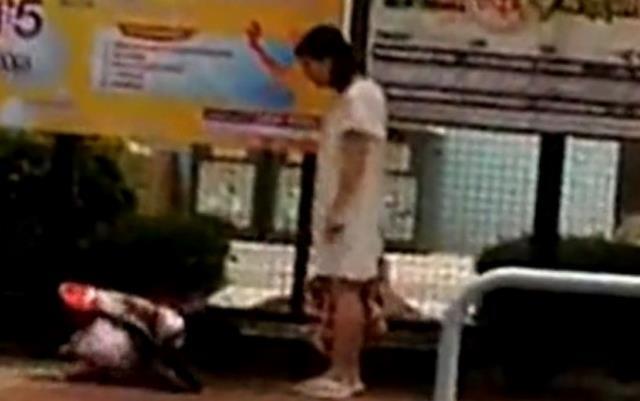 Phẫn nộ mẹ bắt con gái 6 tuổi dập đầu xin lỗi lia lịa trên đường