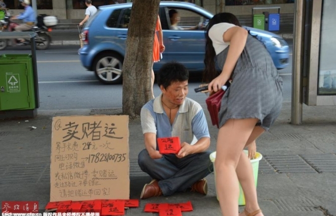 Chàng trai bán “vận may” kiếm tiền phẫu thuật thẩm mỹ