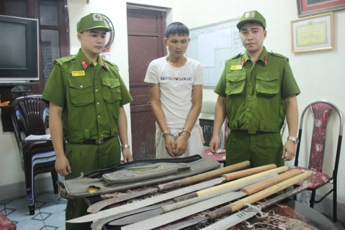Nghệ An: Bắt giữ nam thanh niên mang theo nhiều hung khí tự chế