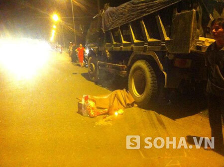 Bị hai thanh niên trêu ghẹo, thiếu nữ mất lái ngã ra đường chết thảm