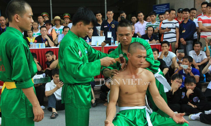 Đứng tim khi xem 8 ngọn giáo đâm vào huyệt đạo cô gái