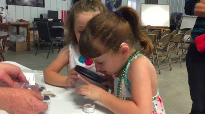 Xúc động bố mẹ đưa con đi khắp nơi trước khi con mất thị lực hoàn toàn