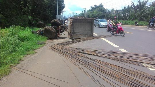 Xe máy cày tự chế không biển số lật nhào, 1 người bị thương