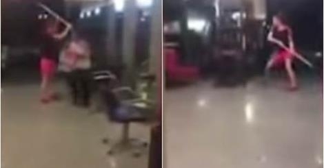 Không ưng kiểu tóc mới, người phụ nữ vác búa tạ vào “tấn công” salon tóc