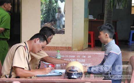 Nhóm thanh niên đánh võng, ép ngã xe cảnh sát giao thông