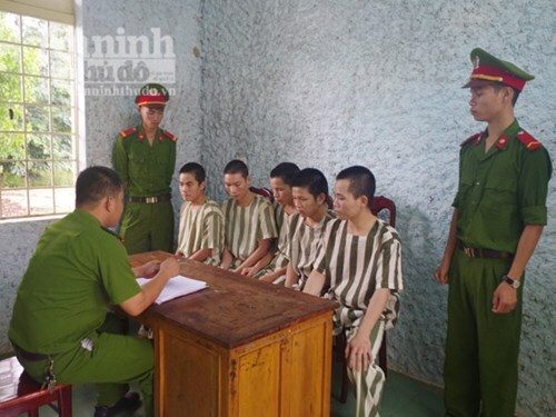 'Yêu' bé gái 16 tuổi, nhóm thanh niên vướng vòng lao lý