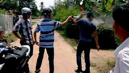 Kỉ luật trưởng công an xã xịt hơi cay vào mặt thanh niên