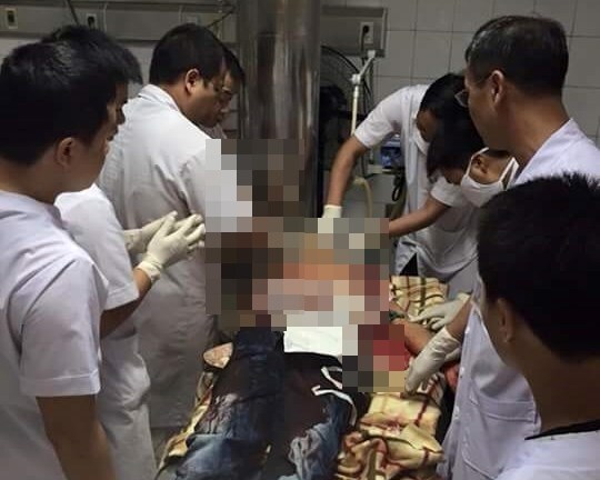 Hai thanh niên bị giết khi vừa đi chơi về đến cửa nhà