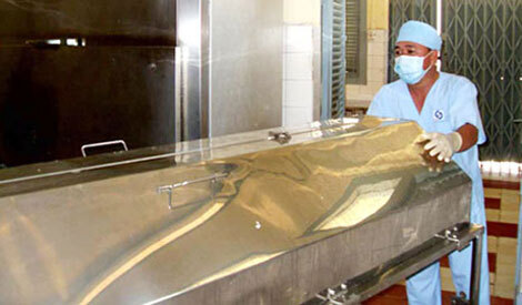 Những điều chưa biết về nghề 'sống cùng xác chết'