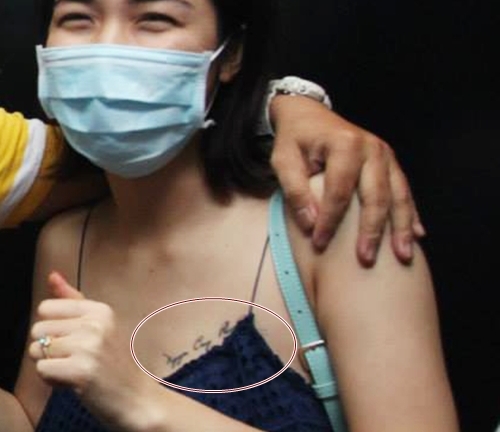 Hòa Minzy xăm tên Công Phượng lên ngực