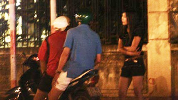 Phạt 300.000 đồng nếu trêu ghẹo phụ nữ trên đường