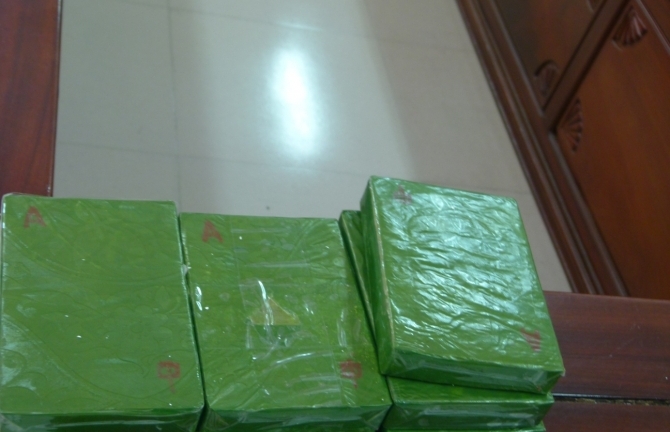 Bắt quả tang 2 đối tượng vận chuyển 8 bánh heroin đi tiêu thụ