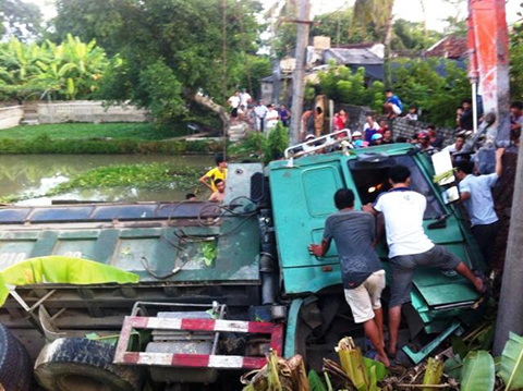 4 tiếng giải cứu tài xế mắc kẹt dưới ao