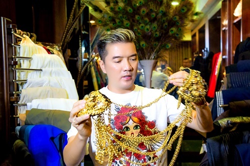 Choáng với loạt trang phục, phụ kiện bằng vàng ròng của Mr Đàm