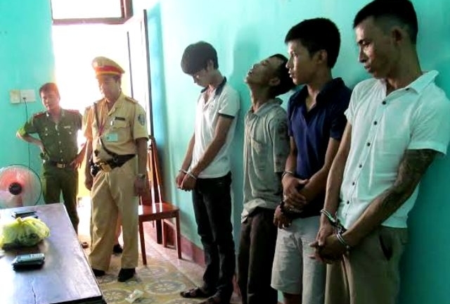 Dùng taxi vận chuyển ma túy, chống trả cảnh sát để trốn chạy