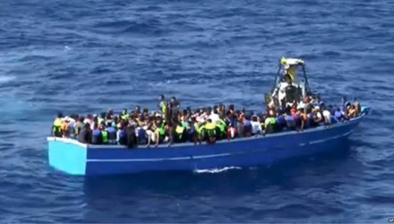 Phát hiện hàng chục thi thể trên thuyền chở người di cư ngoài khơi Libya