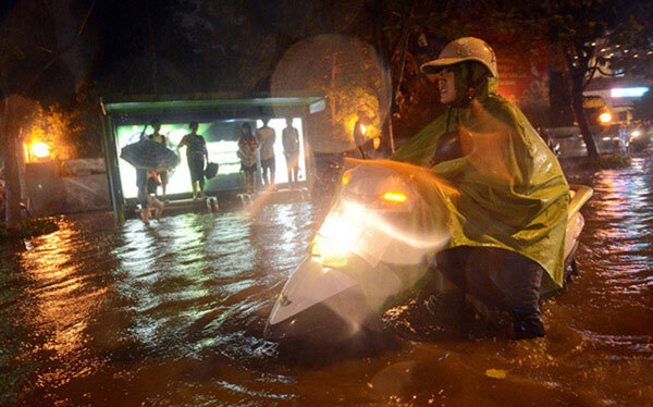 Hà Nội mưa ngập nặng, vượt quá năng lực tiêu thoát nhiều lần