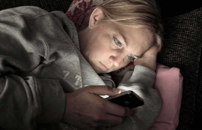 Thực hư dùng điện thoại trong đêm gây ung thư mắt