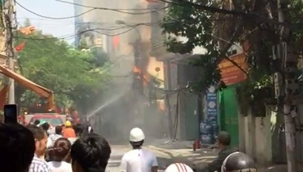 Hoảng loạn vì cột điện cháy ngùn ngụt ngay sát cửa hàng gas