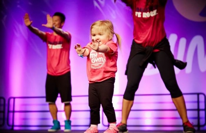 Cô bé 6 tuổi mắc bệnh hiểm nghèo nhảy Zumba cực điêu luyện