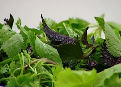 Rau sống chần nước sôi: Lợi hay hại?