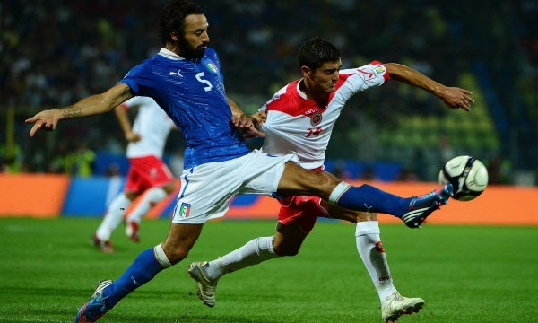Italia giành 3 điểm lên đỉnh bảng H