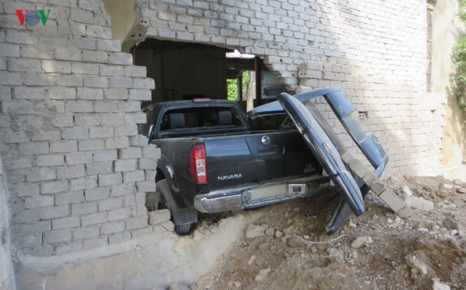 Hú vía với những pha ô tô mất lái đâm sập vào nhà dân