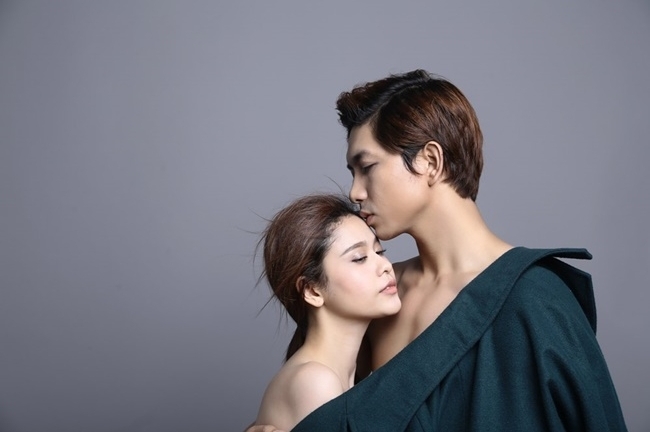 Tim - Trương Quỳnh Anh bán khỏa thân, mặc chung áo đầy tình cảm