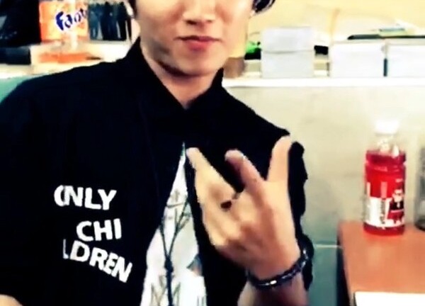 Mê mẩn với clip anh chàng điển trai Hàn Quốc hát