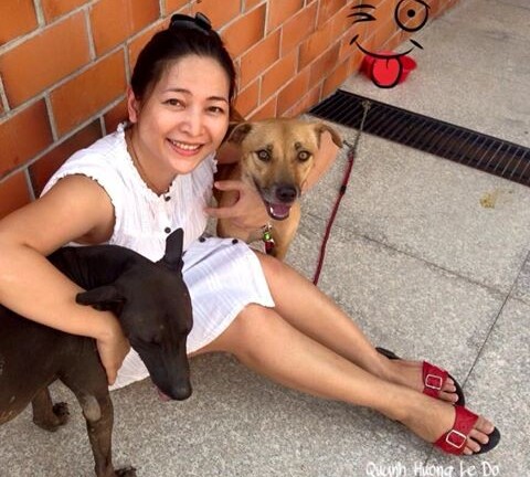 Cô gái lội bùn, nhảy sông cứu chú chó đi lạc