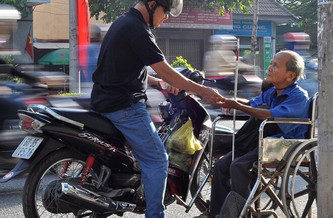 Ông lão mù lòa 40 năm bán vé số nuôi vợ bệnh tật