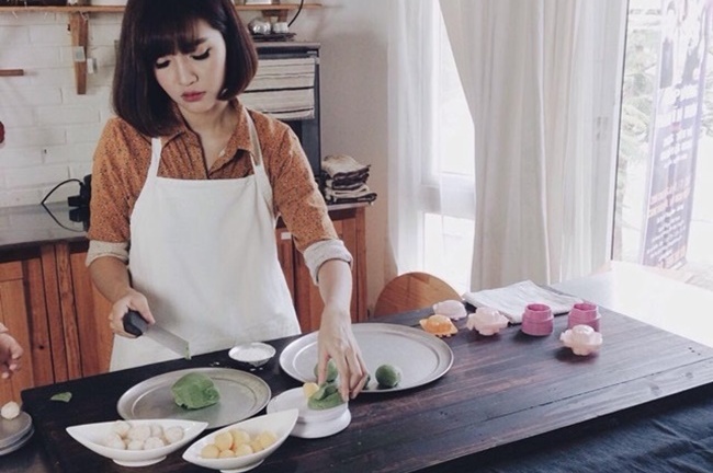 Bích Phương xắn tay vào bếp làm bánh siêu dễ thương