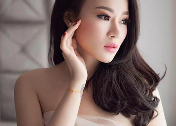 9X hai con khoe ảnh phẫu thuật toàn thân sau sinh gây sốc