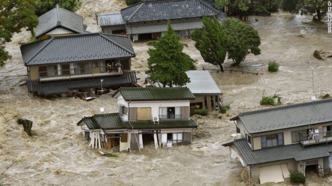 Nhật Bản: Lũ lụt khiến nhiều người mất nhà, nước nhiễm xạ tràn ra biển