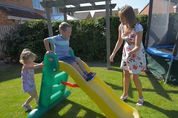 Khâm phục bà mẹ 3 lần chiến thắng ung thư để sinh 2 con khỏe mạnh