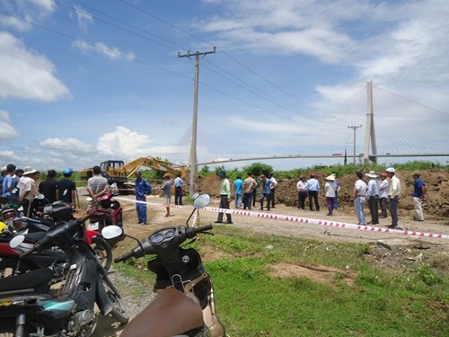 Bị xe cuốc đất va vào đầu, một công nhân tử vong tại công trường