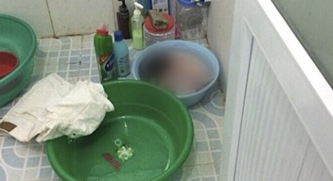 Phát hiện bé sơ sinh tử vong bên cạnh mẹ đang ngất lịm trong nhà tắm