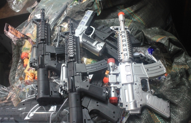 Thu giữ hơn 2.000 đồ chơi bạo lực dịp Tết trung thu