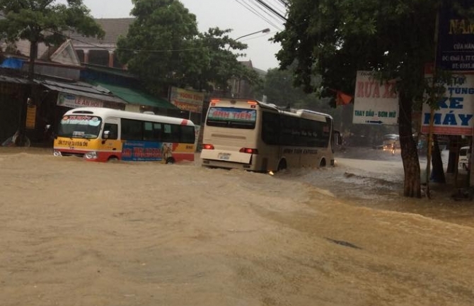 Mưa lớn gây ngập sâu trên diện rộng ở 2 tỉnh Nghệ An, Hà Tĩnh