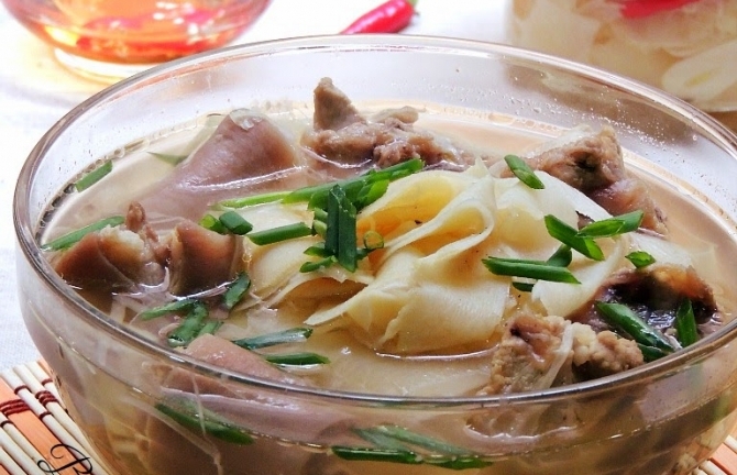 Đuôi heo hầm măng tươi vừa ngon vừa dễ làm cho bữa cơm tối