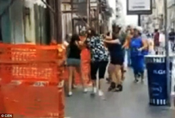 Ghen tuông, người vợ cắn đứt ngón tay tình địch