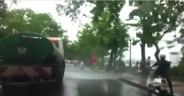 Bức xúc xe rửa đường phun nước tung tóe khiến người đi đường ướt như 